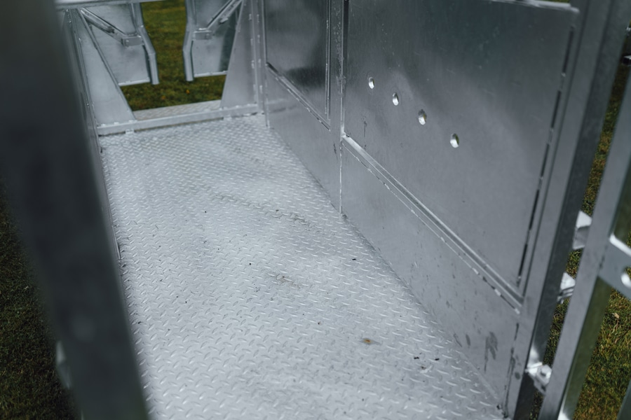 Cattle restraint cage - Image 13