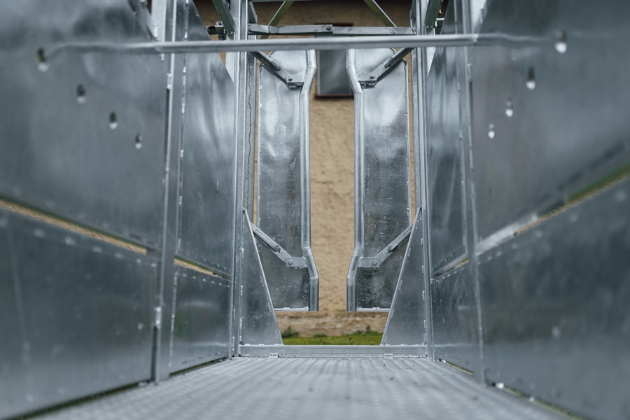 Cattle restraint cage - Image 14