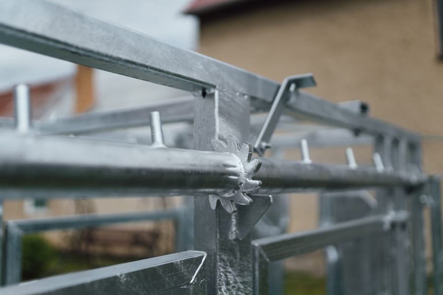 Cattle restraint cage - Image 15