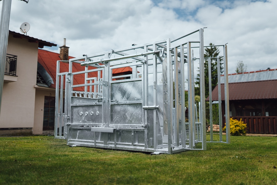 Cattle restraint cage - Image 9