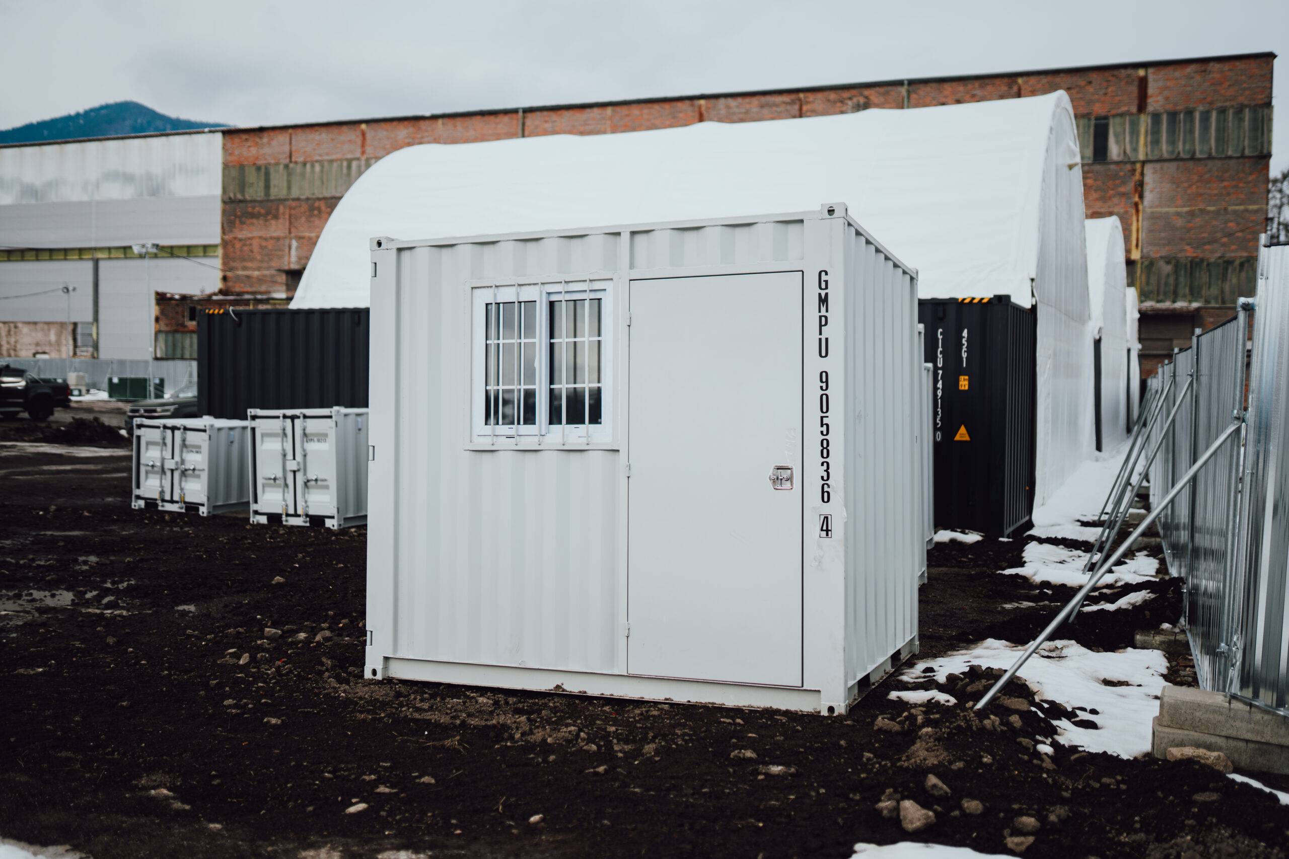Mini shipping container L9 (with door and window) 225 cm x 275 cm x 250 cm - Image 2