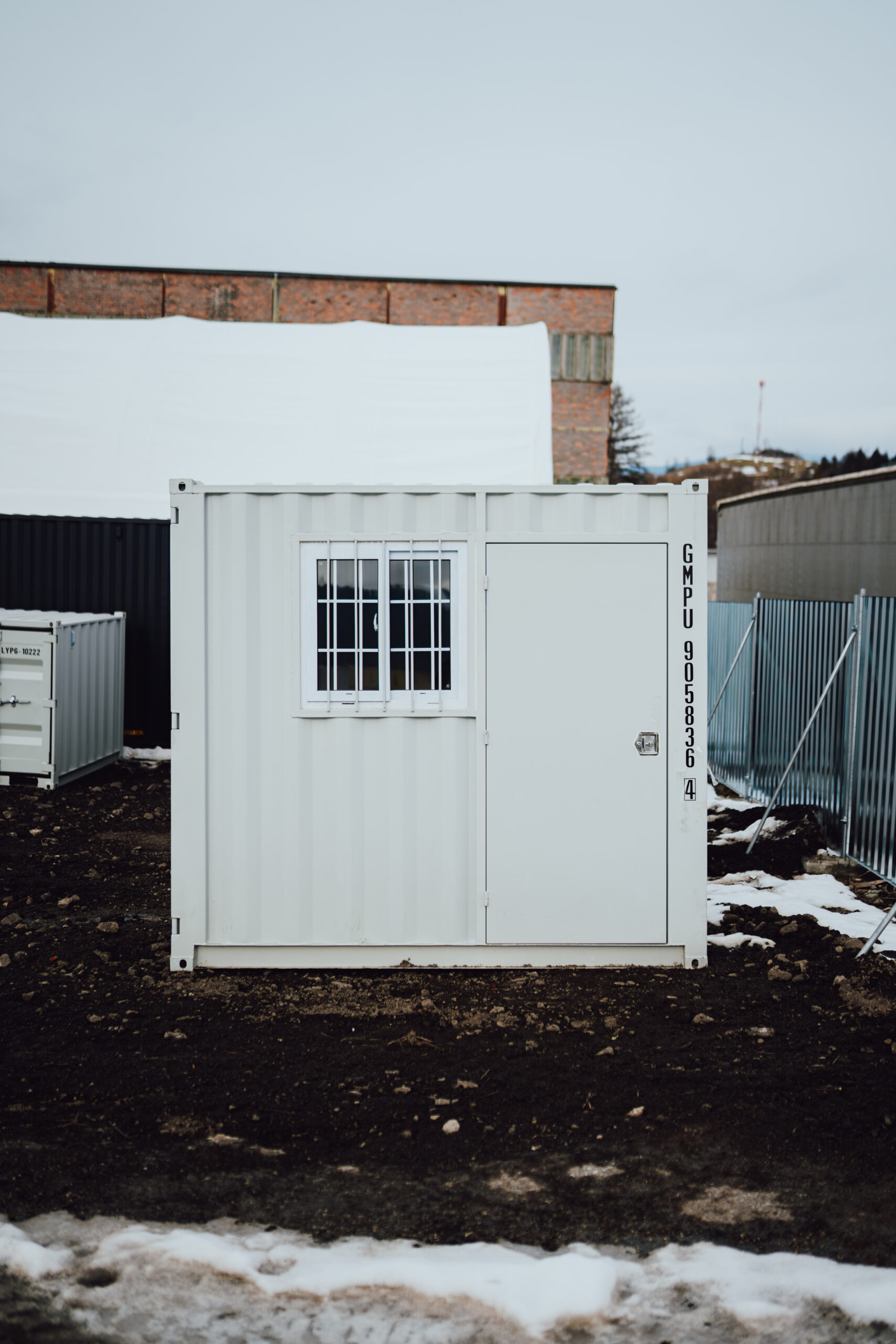 Mini shipping container L9 (with door and window) 225 cm x 275 cm x 250 cm - Image 3