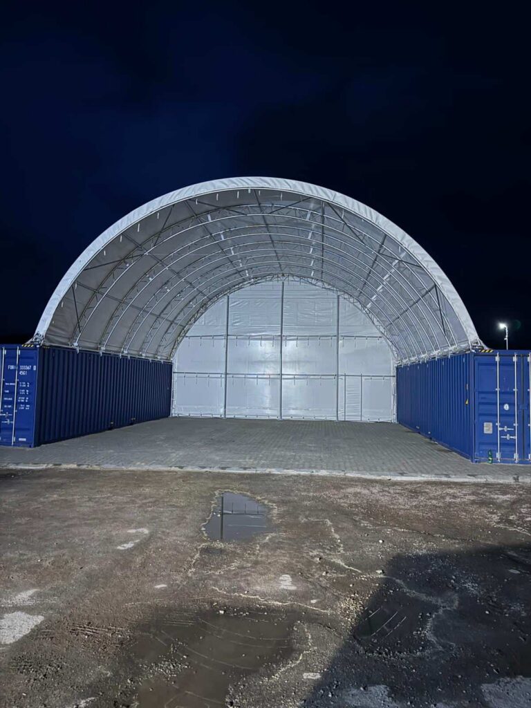 Oblúkový prístrešok Hagro 6 × 12 m s modrým lodným kontajnerom