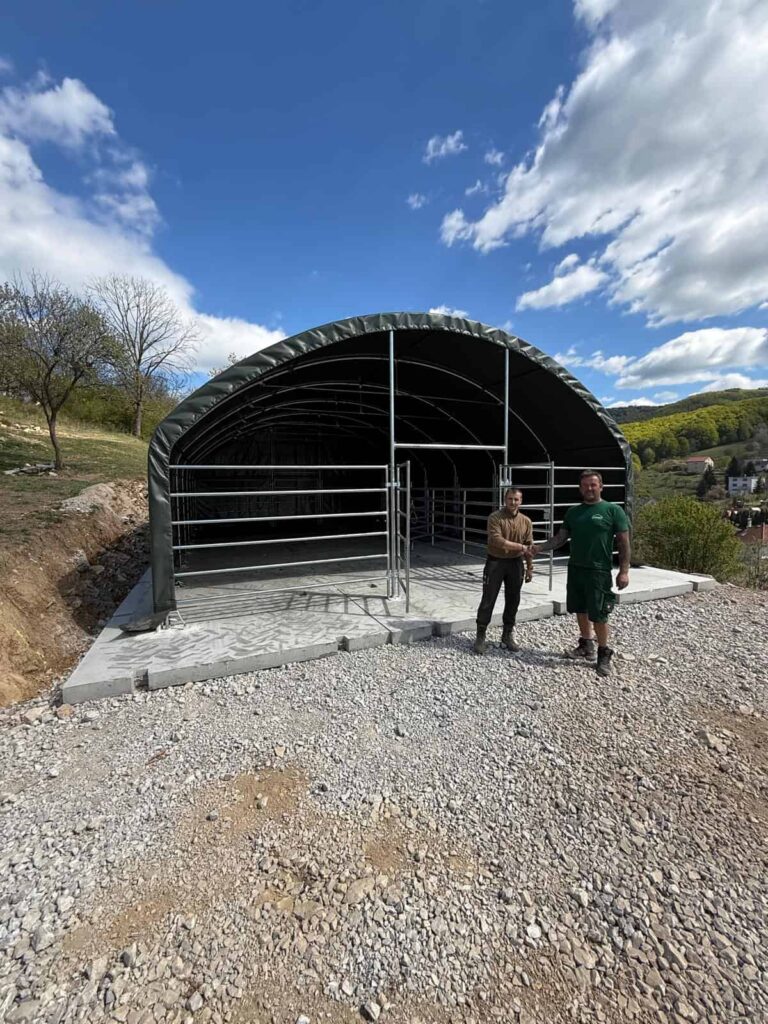 Prístrešok Hagro pre zvieratá 8 × 12 m s ľuďmi pri vstupe