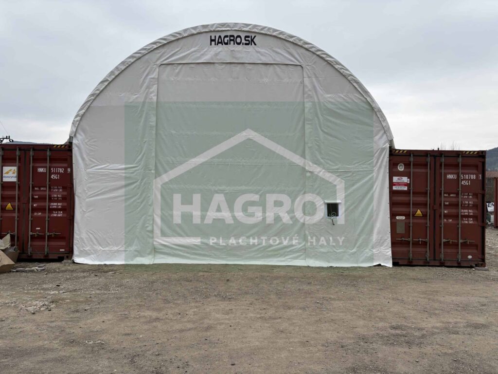 Biely prístrešok Hagro nad kontajnermi – čelený pohľad