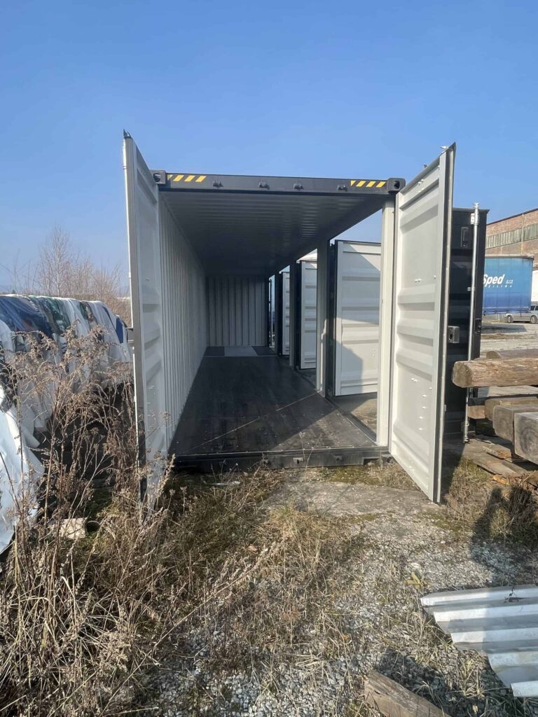 Vnútro otvoreného lodného kontajnera na dvore