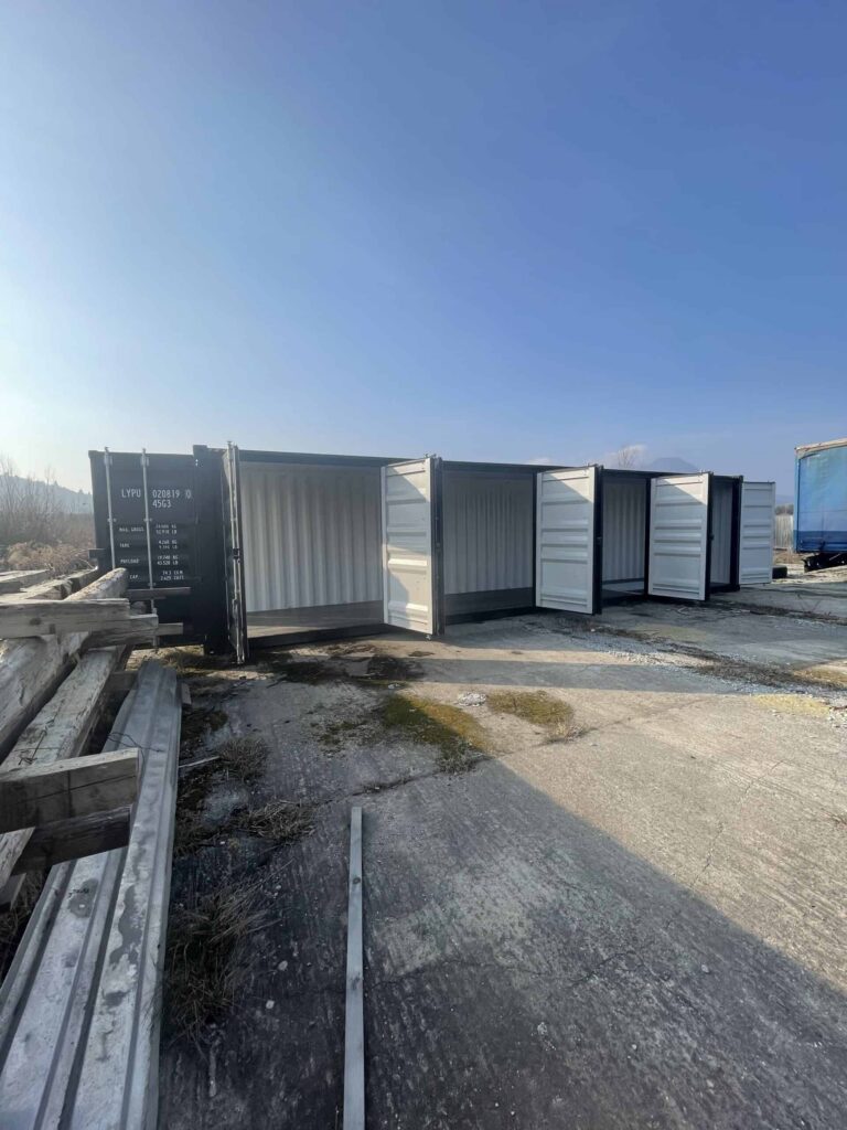 Lodné kontajnery pod modrou oblohou