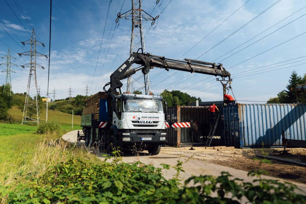 Vykládka konštrukcie haly Hagro hydraulickou rukou