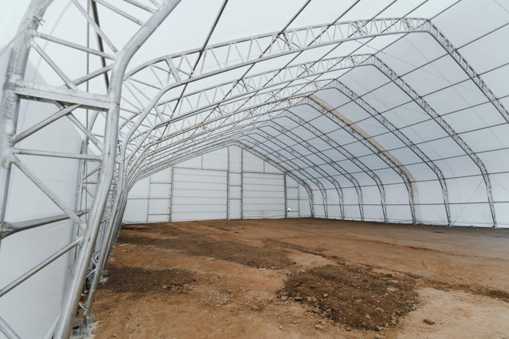 Interiér haly Hagro 21,35 m – oblúky pod stropom