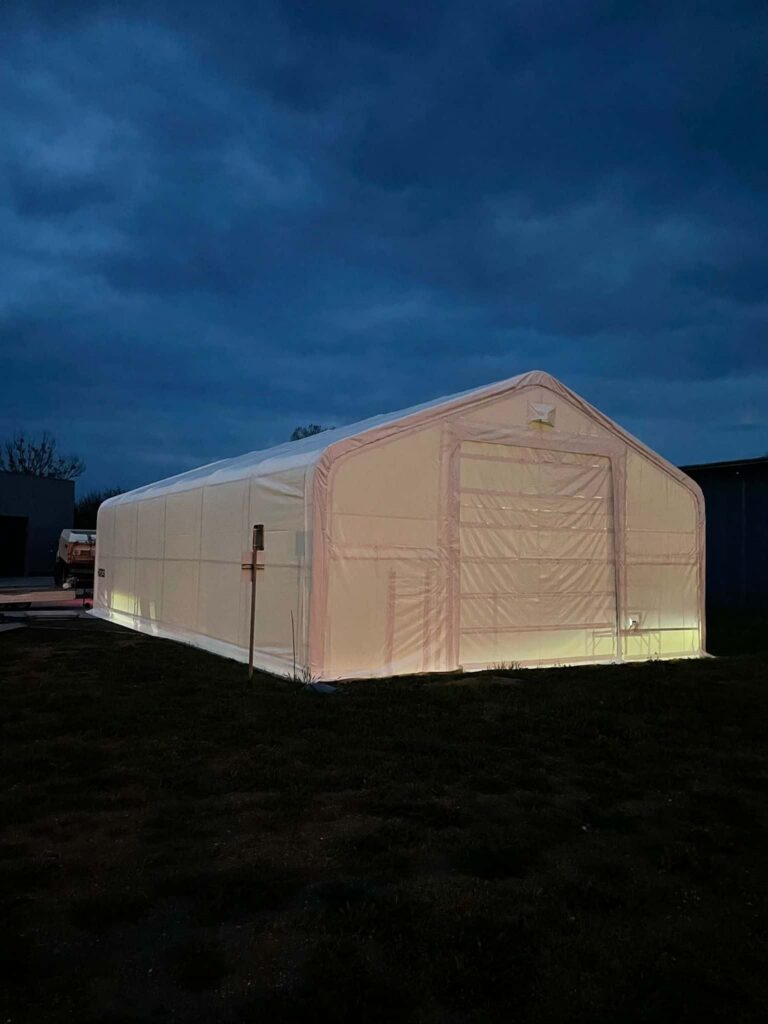 Sedlová hala Hagro šírky 10 m – vysoká verzia pod večernou oblohou