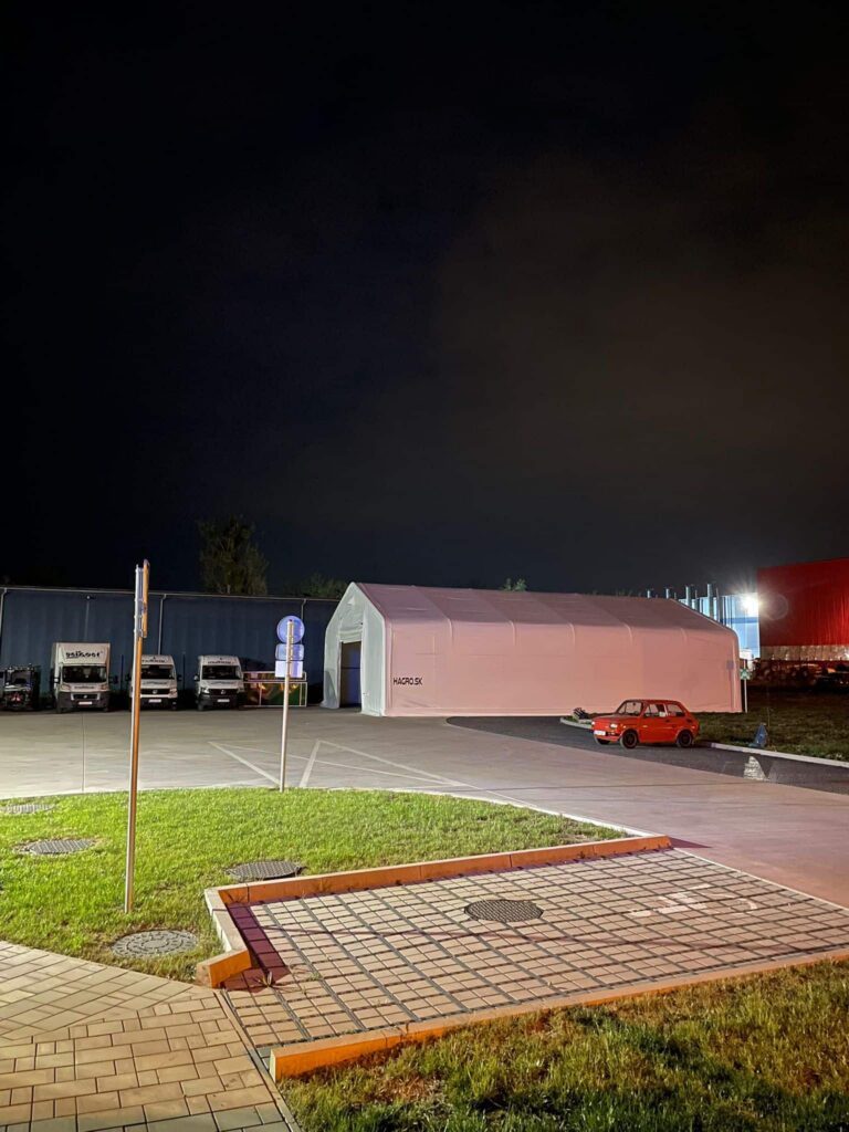 Sedlová hala Hagro šírky 10 m – nočný záber