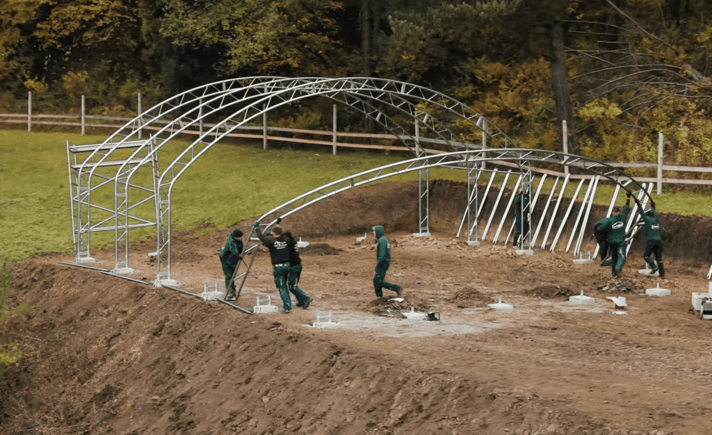 Montáž oblúkovej konštrukcie haly Hagro v teréne