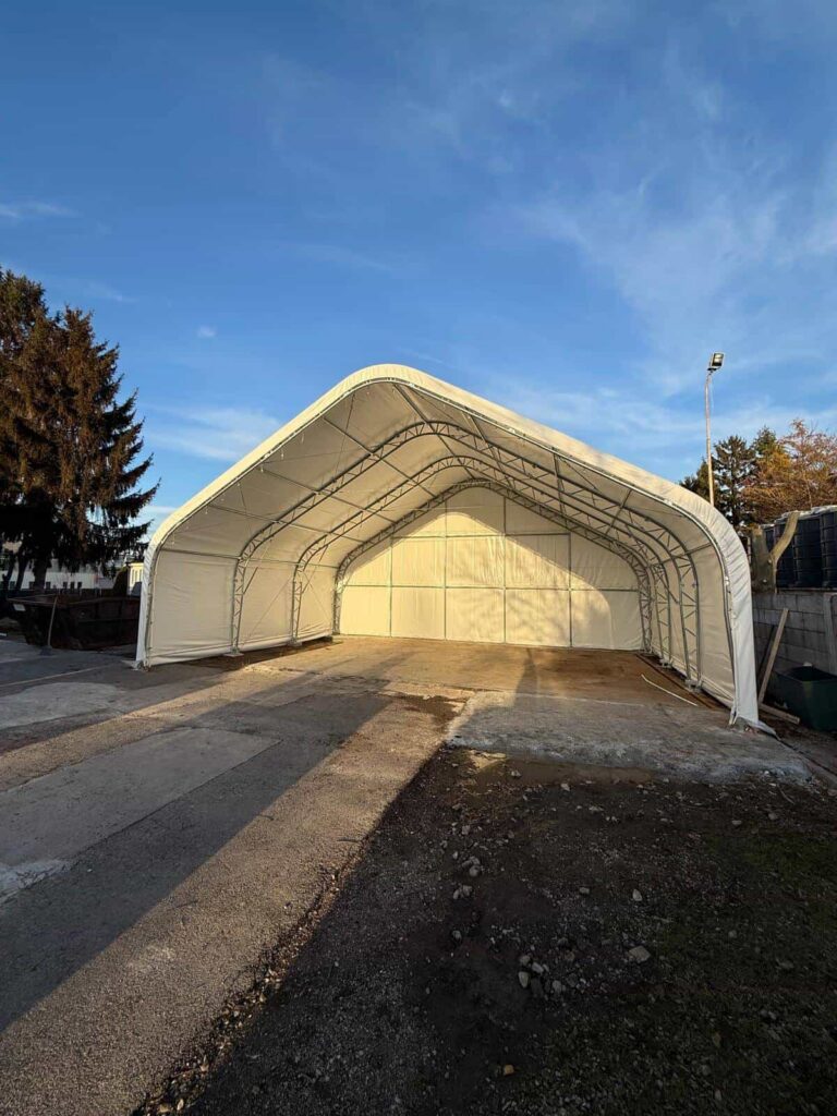 Biela sedlová hala Hagro v podvečer