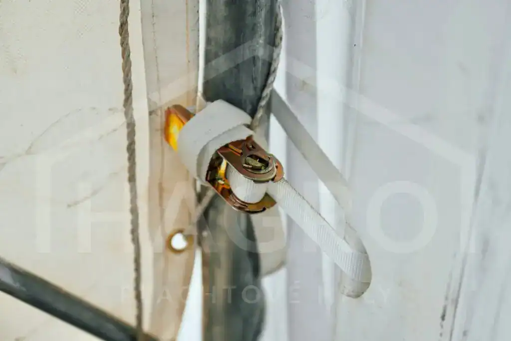 Detail svorky so žltou poistkou na konštrukcii garáže Hagro