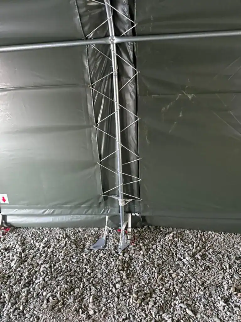 Detail päty oblúkovej konštrukcie haly Hagro na štrku